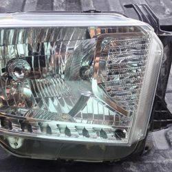 2014-17 Toyota Tundra Right Side Headlight 