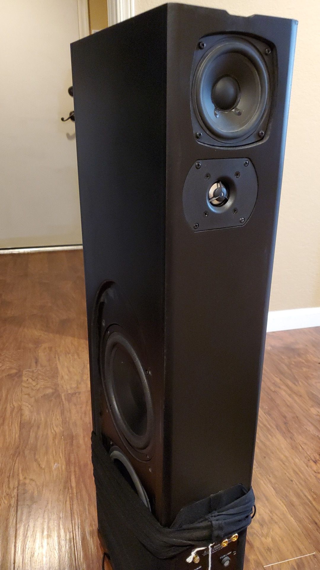 Pair of definitive technology tower speakers model bp.7006 for Sale in