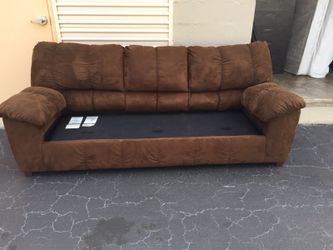 Nice clean sofa.