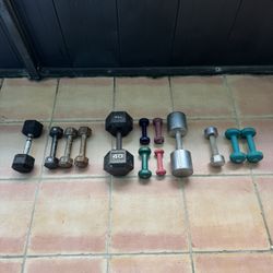 Assorted dumbbells with over 105lbs in total weight. Everything in picks is included. 