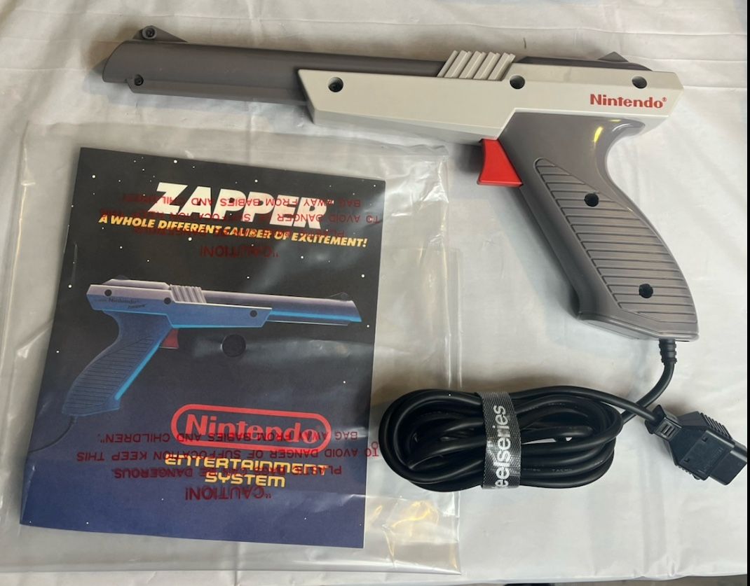 Nintendo NES Zapper Original 1985 Duck Hunt Gun Authentic NES-005 With manual