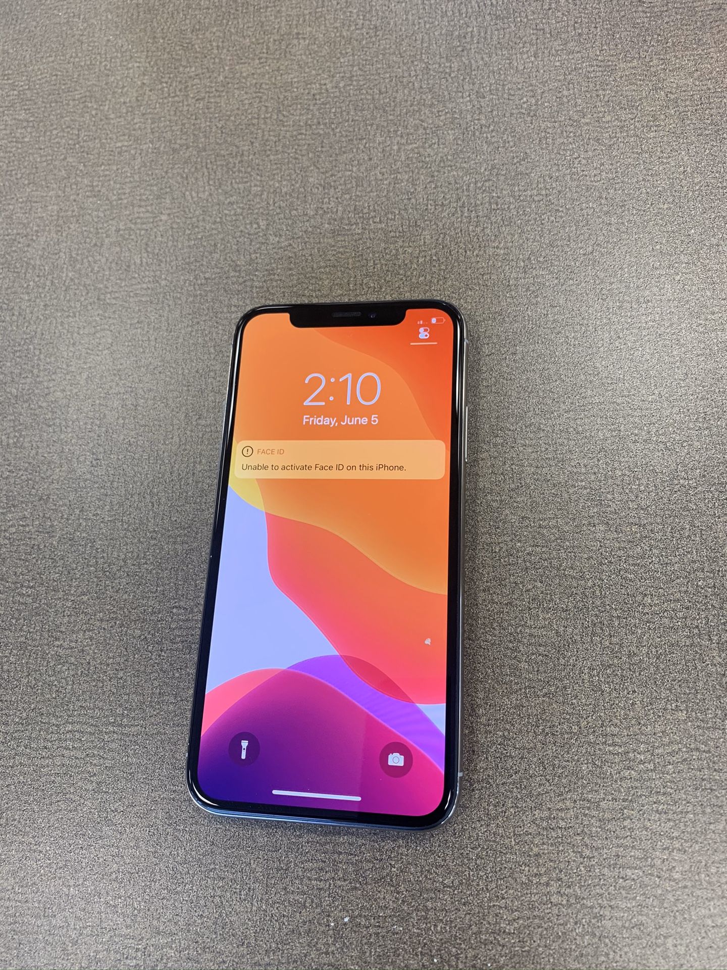 UNLOCKED - APPLE IPHONE X (64GB)