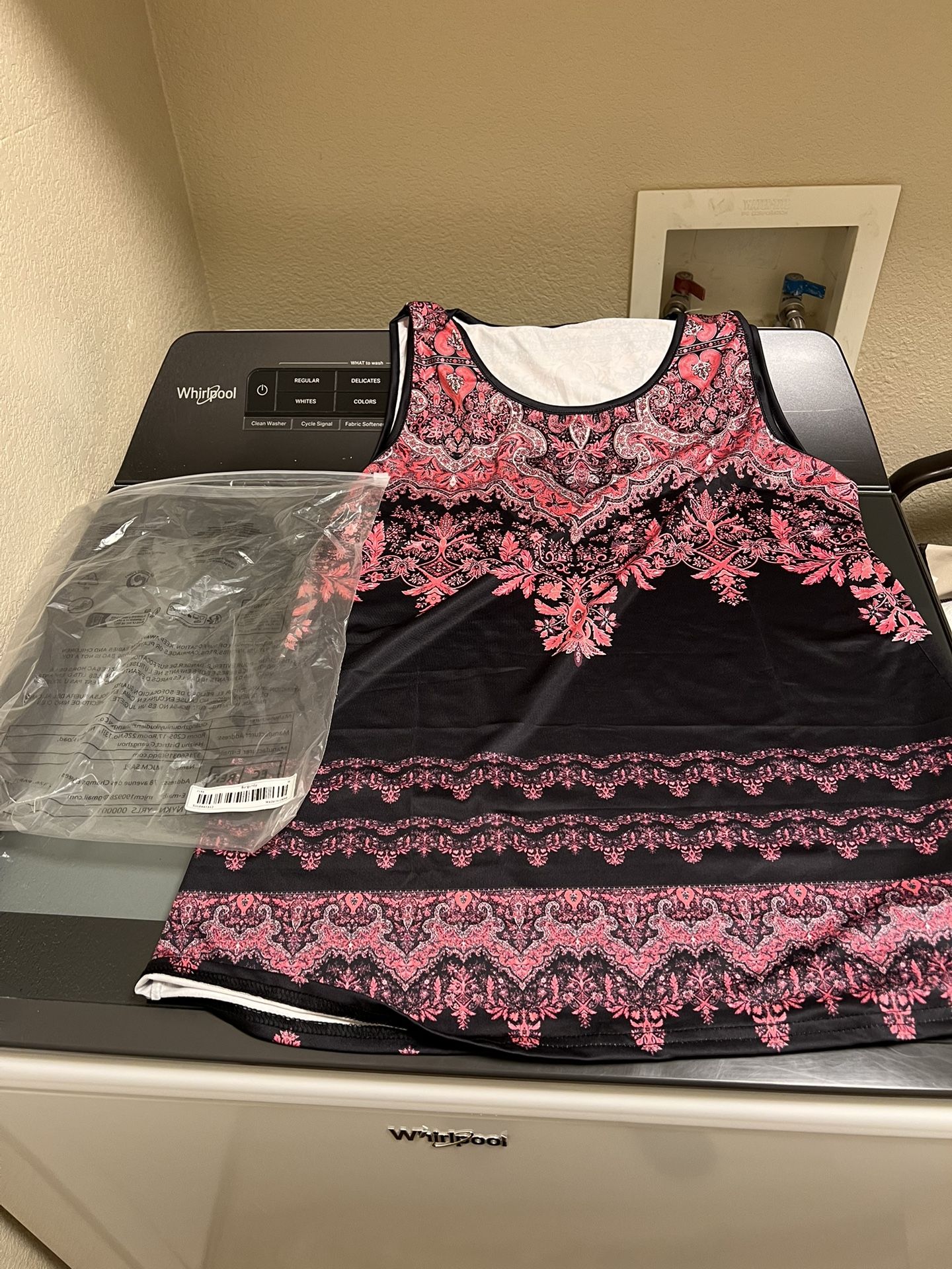 NEW Women Tank Top Casual Black and Pink Large Beautiful