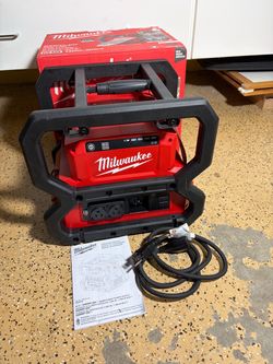 Milwaukee M18 18V Lithium-Ion Cordless 3600-Watt/1800-Watt Battery Powered Power Supply