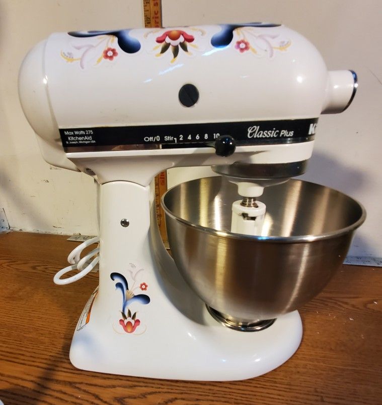 KitchenAid Classic Plus KSM75WH 4.5qt Tilt-Head Stand Mixer, All Attachments