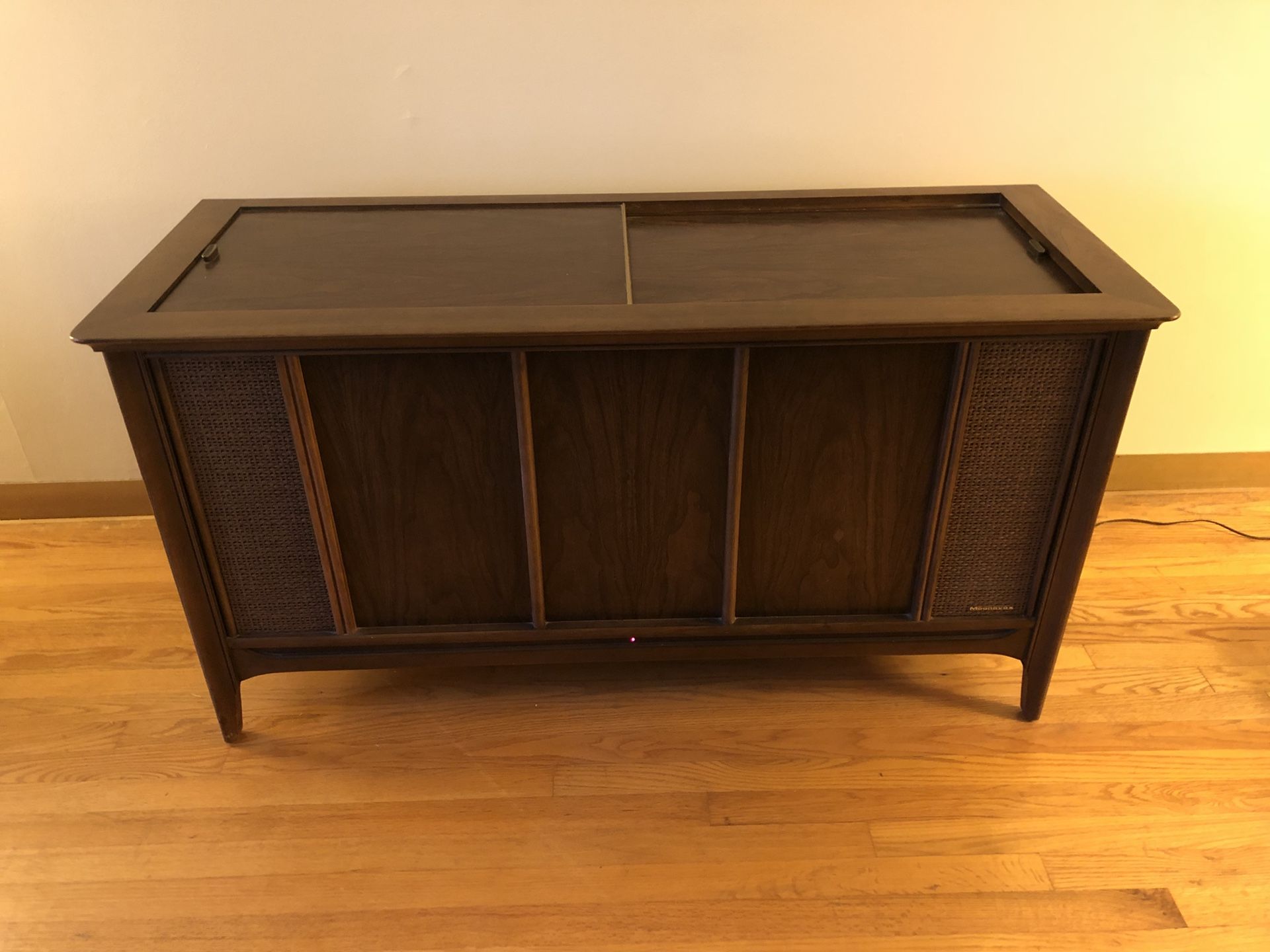 Vintage Magnavox 1969 Console Stereo 100% Original