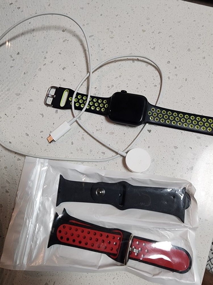Apple Watch SE 2nd Generation 44mm (GPS) +2 EXTRA WRISTBANDS