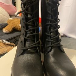 PERFECT FOR HALLOWEEN!! 🎃 Women’s sun stone Black Size 8 Combat Boots with heel