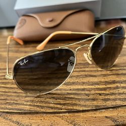 RAY-BAN AVIATORS RB3025 58mm. GOLD FRAME WITH LIGHT BLUE GRADIENT LENSES.