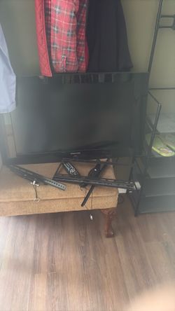 40” Samsung TV with wall mount & remote.