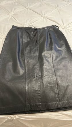 Beautiful knee land, leather ski skirt