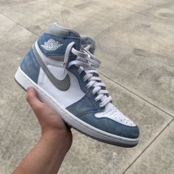 Jordan 1 Hyper Royal - Size 10.5