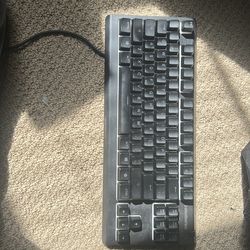 Apex 3 tkl keyboard and razor gaming mouse