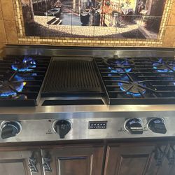 48 Inch Gas Rangetop with 6 Sealed Burners, Continuous Grates, Lodge® Cast Iron Griddle/Grill, and Power Indicator Light