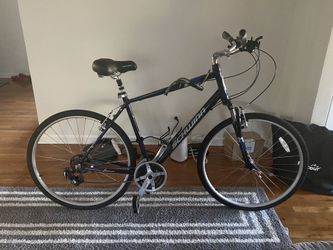 Like New Schwinn Signature Men s Fremont Hybrid Bike for Sale in