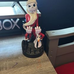 it’s pretty cool it hold xbox controller