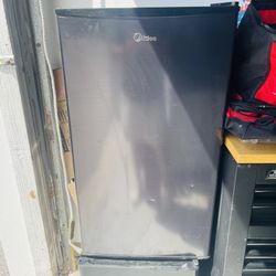 Used Midea mini-fridge, in perfect working condition.