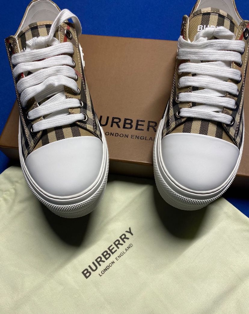 Burberry Size 6M/7.5W (RETAIL $655)