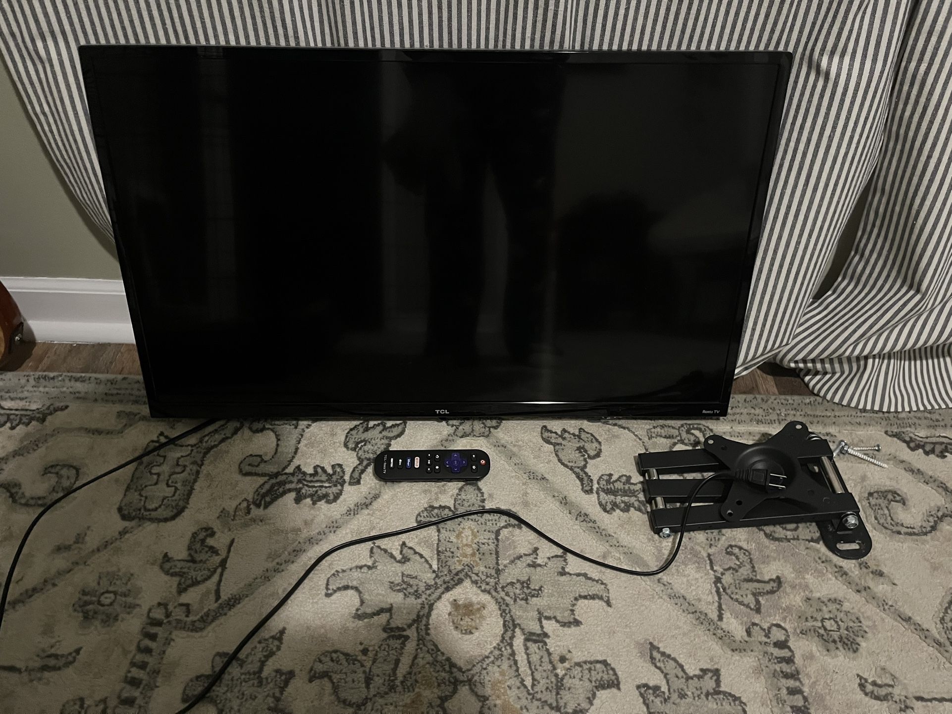 32 Inch Roku TV And TV Wall Mount