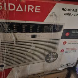 Frigidaire 1050-sq ft Window Air Conditioner with Heater with Remote)