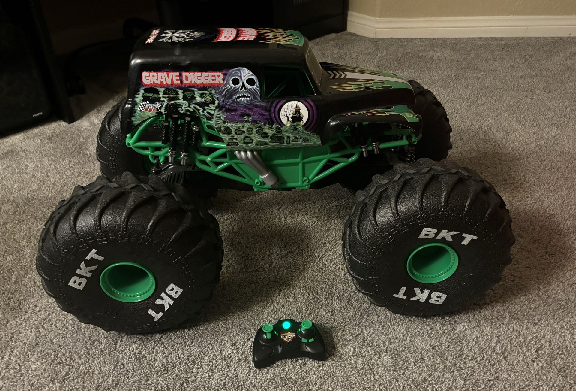 Monster Jam Mega Grave Digger.