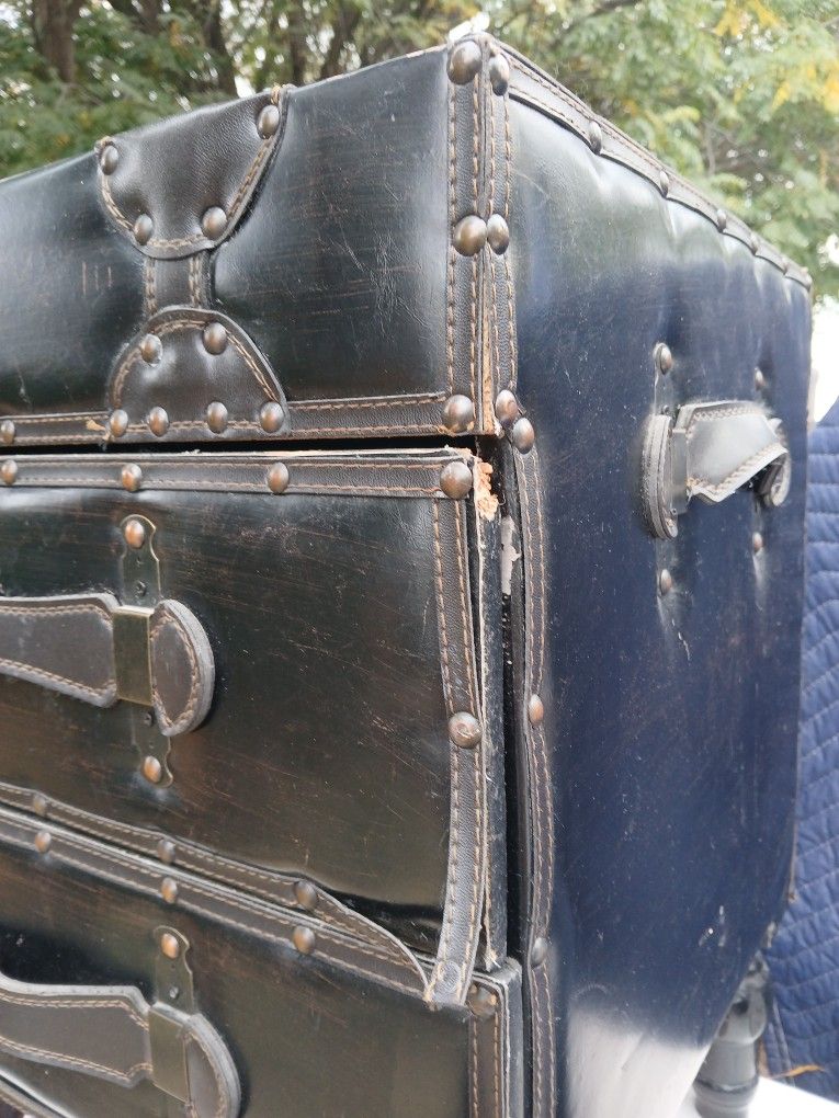 Sofa ,loveseat And Matching Recliner.