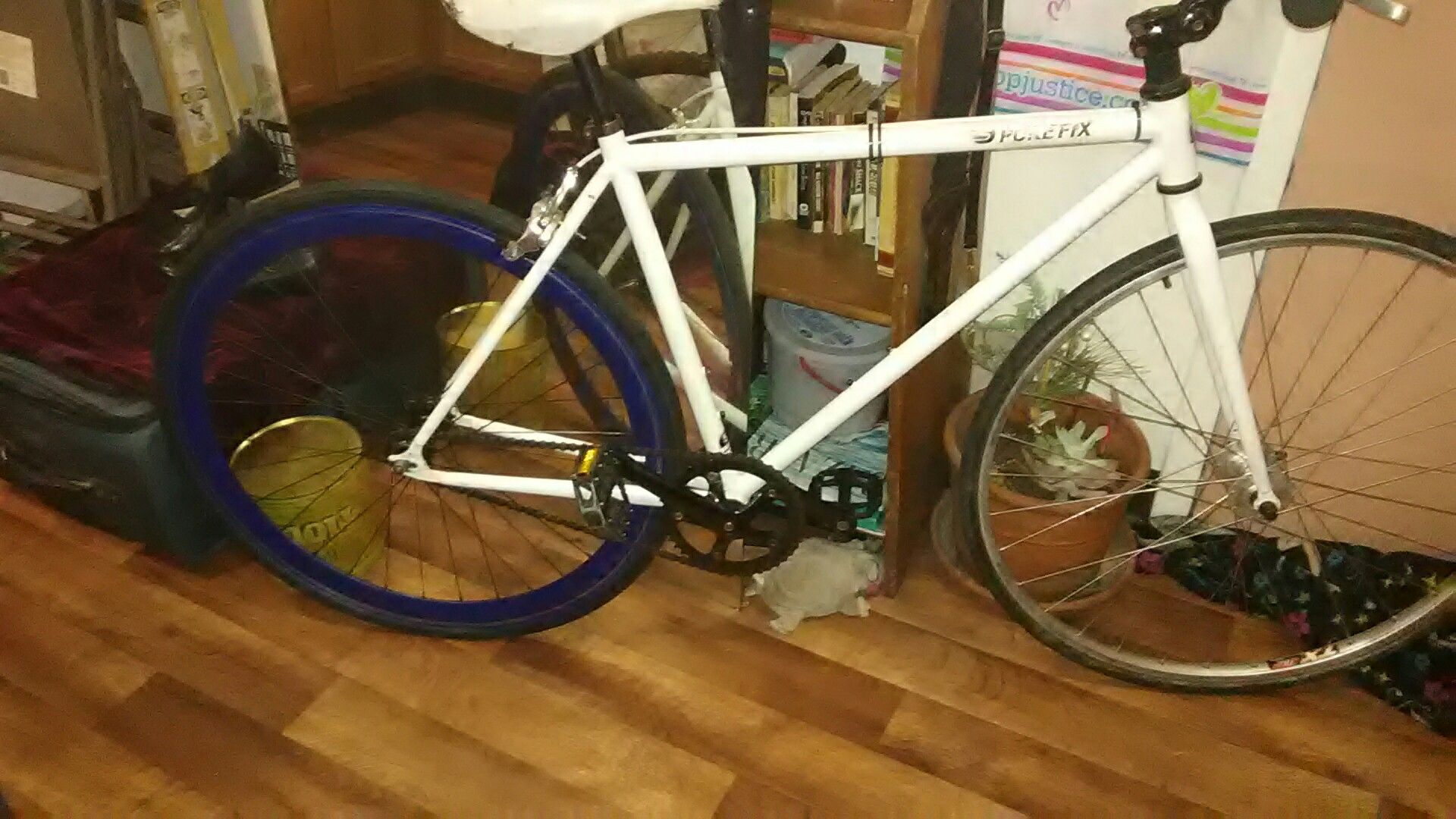 PURE FIXIE WHITE BICYCLE