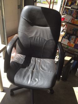 Black desk chair