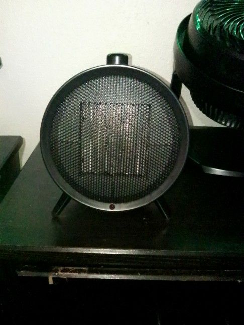 Honeywell Heater With Two Modes As Well As A Temperature Gauge Works Excellent In Box It Has A Protective Hinge If It Tips Over Puts Out A Lot Of Hea