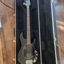 2003 USA ernie ball Stingray sub bass like new
