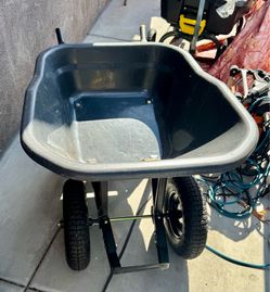 Gorilla 8 Cubic Foot Poly Wheelbarrow/ carreta