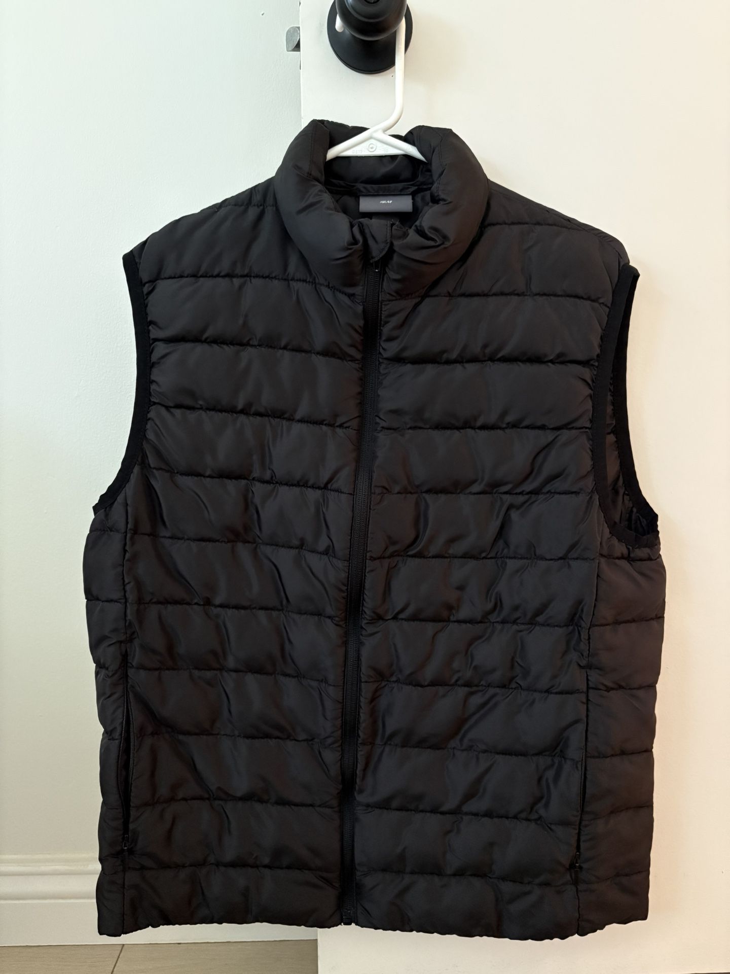H&M Puffer Vest – Size Medium