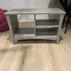 Storage cabinet with shelves