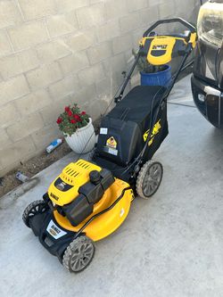 Exclusive Shop DEWALT 21 in. 196cc E-GOV Engine 3-in-1 Gas RWD Self-Propelled Lawn Mower with High Rear Wheels