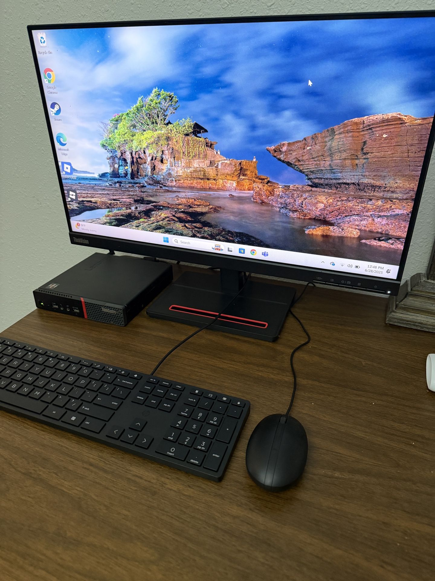 Lenovo ThinkCentre M715q With 24” Monitor(s)