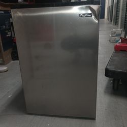 Magic Chef 4.4 Cu Ft Compact Refrigerator 