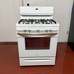 Frigidaire 5-burner gas stove in perfect working condition. Delivery and installation available with a 3-month warranty.