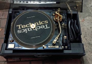 ULTRA RARE pair of technics 1200GLD 24k gold