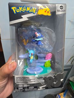 Pokemon Select Underwater Environment - Multi-Level Display Set with 2-Inch Horsea and Popplio Battle Figures