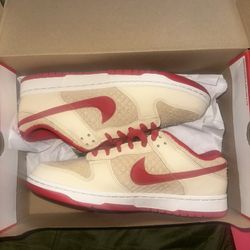 Nike Strawberry Waffle