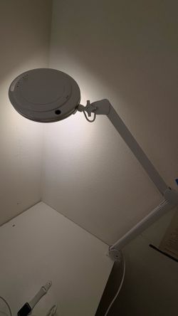White Mag lamp with desk clamp