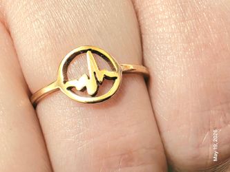 Gold Heartbeat Circle Ring