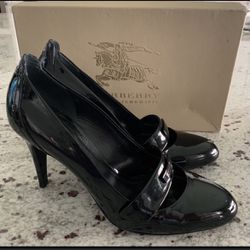 Authentic BURBERRY black patent leather heels. Size 38.5. Beautiful shoes. Have the box. Pre owned