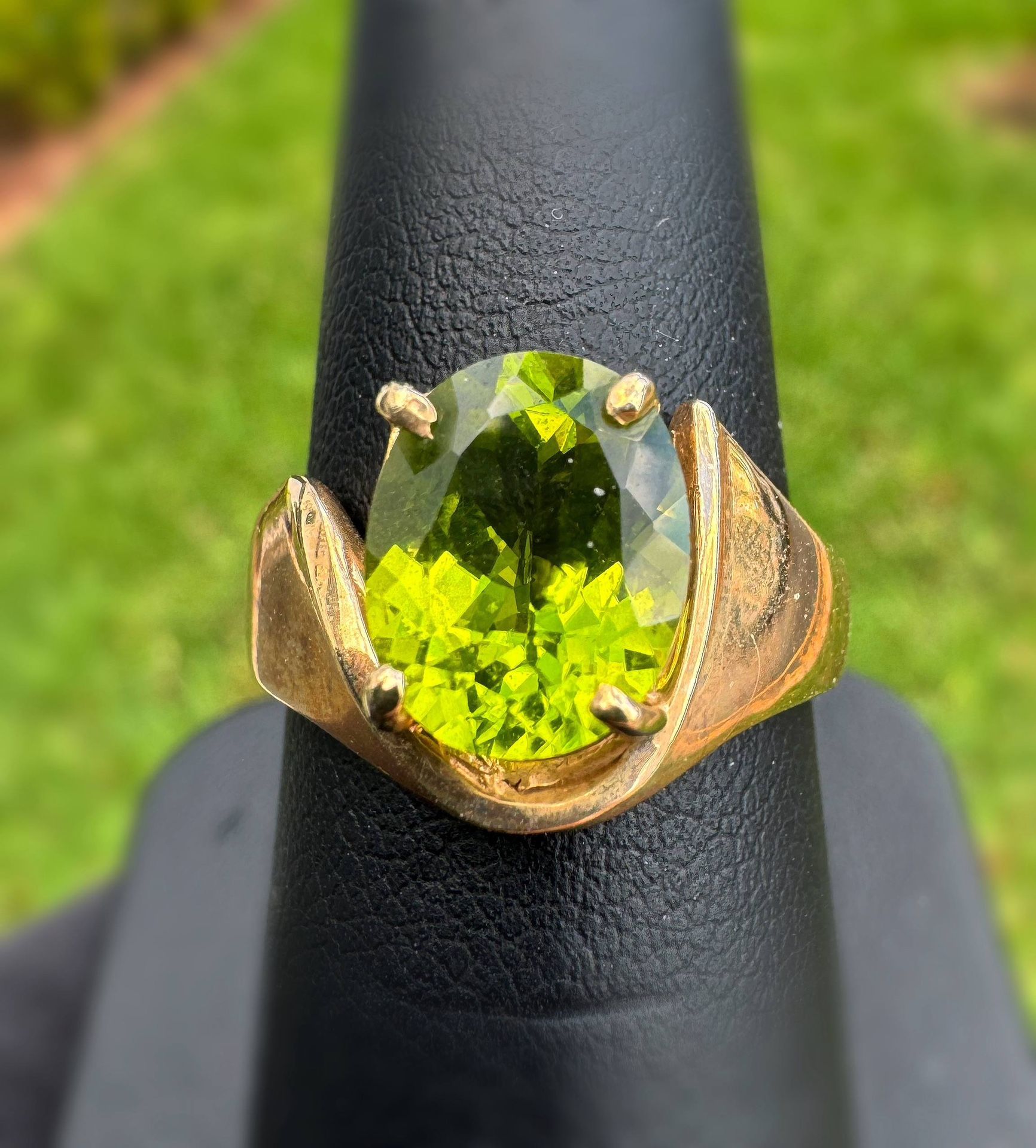 Jewelry 10k yellow gold 1.00CTW green emerald oval cut Ring sz 7.75