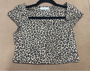 *Discontinued brand* Gaze leopard print square neck cap sleeve crop top