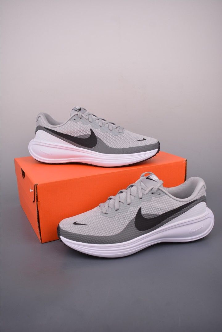 Nike REVOLUTION 8