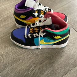 Selling These  Shoes Don’t Know The Size