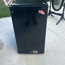 GE Mini Fridge 