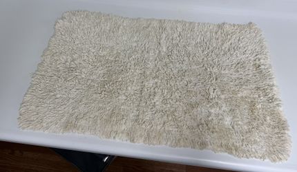 Shaggy white cotton mat, 2 feet x 3 feet.