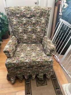 Very nice and clean vintage rocking and swivel chair in great condition. No tears, stains or rips anywhere.